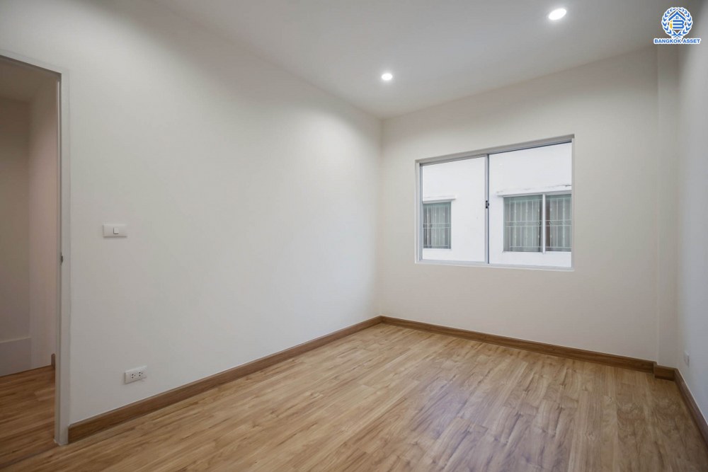 บ้านมือสองตกแต่งใหม่ โครงการ เดอะทรัสต์ทาวน์ ราชพฤกษ์-รัตนาธิเบศร์ จากแบรนด์ Q.House ทาวน์เฮ้าส์หลังใหญ่ ได้เนื้อที่กว่า 23.6 ตร.ว. ฟังก์ชัน 3 ห้องนอน 2 ห้องน้ำ 2 ที่จอดรถ ตั้งบนทำเลเชื่อมต่อใจกลางเมือง  ติดถนนราชพฤกษ์ ใกล้รถไฟฟ้าสายสีม่วง "สถานีบางรักน้อยท่าอิฐ"